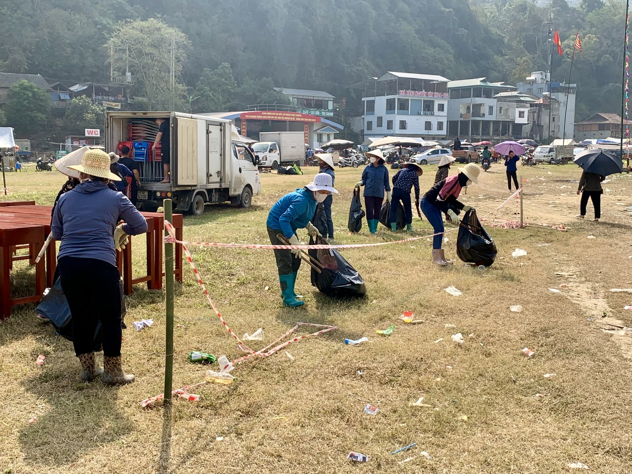 Nỗ lực trong công tác vệ sinh môi trường ở hội lồng tồng Ba Bể